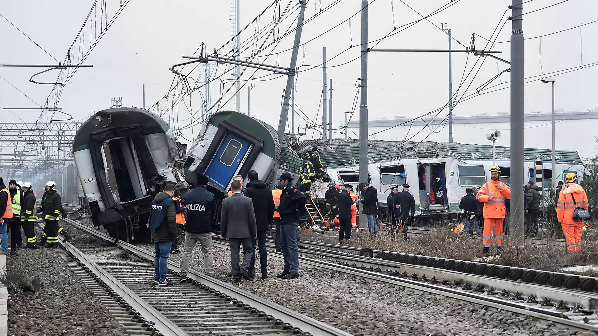 Al menos tres muertos y decenas de heridos por el descarrilamiento de un tren en Milán