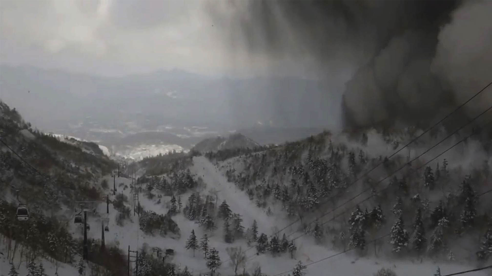 Al menos dos muertos en Japón por fuertes nevadas y una erupción volcánica