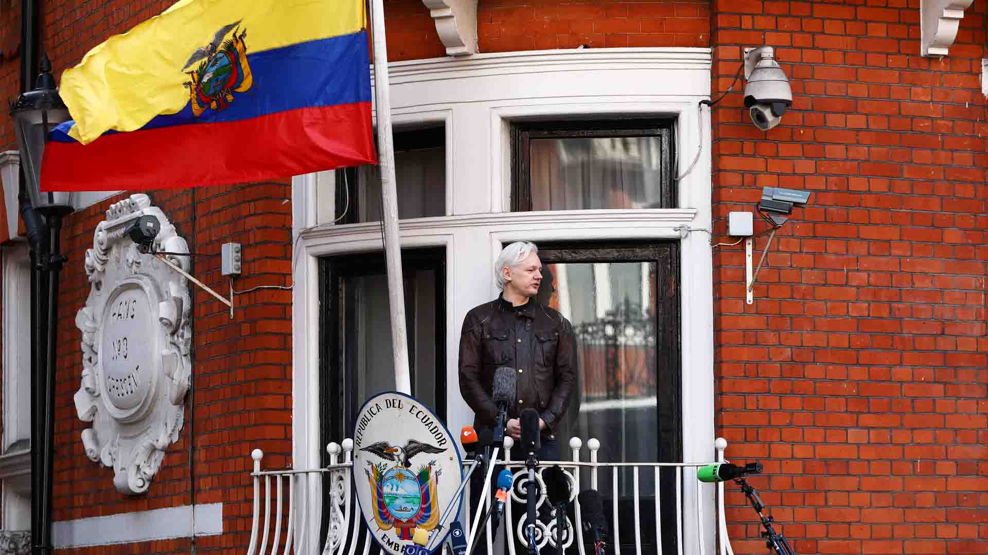 Assange firma un compromiso para no volver a opinar de otros países