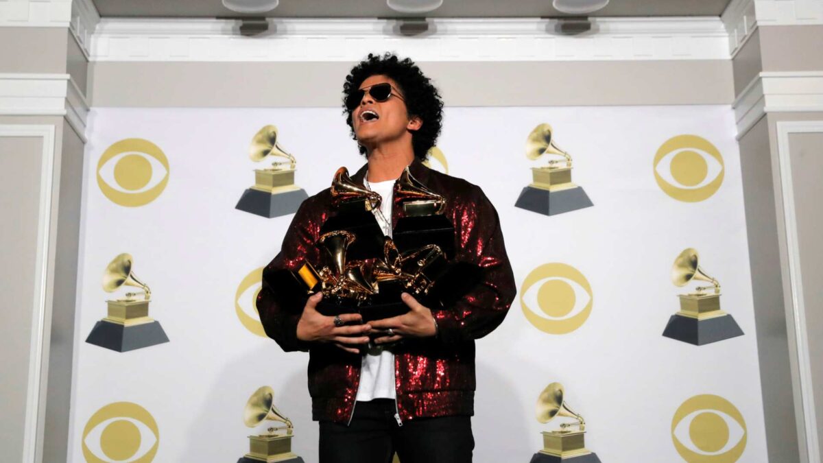 Bruno Mars sorprende al arrasar en los Grammy