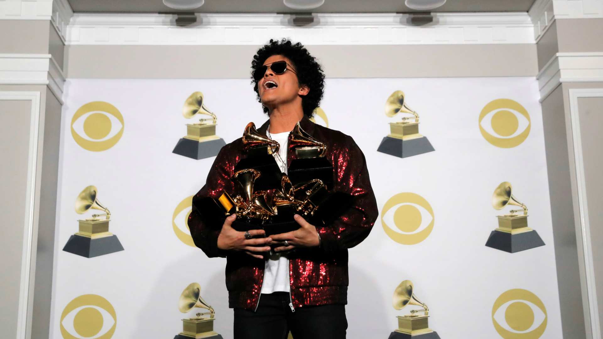 Bruno Mars sorprende al arrasar en los Grammy