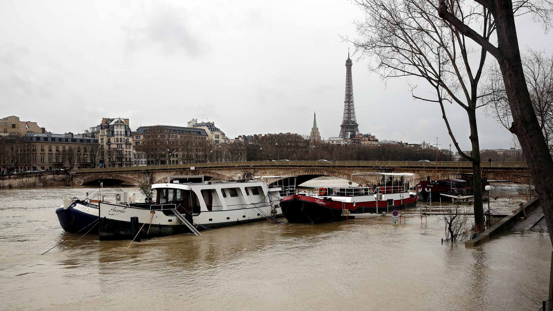Calles inundadas y museos en alerta en París por la crecida del Sena