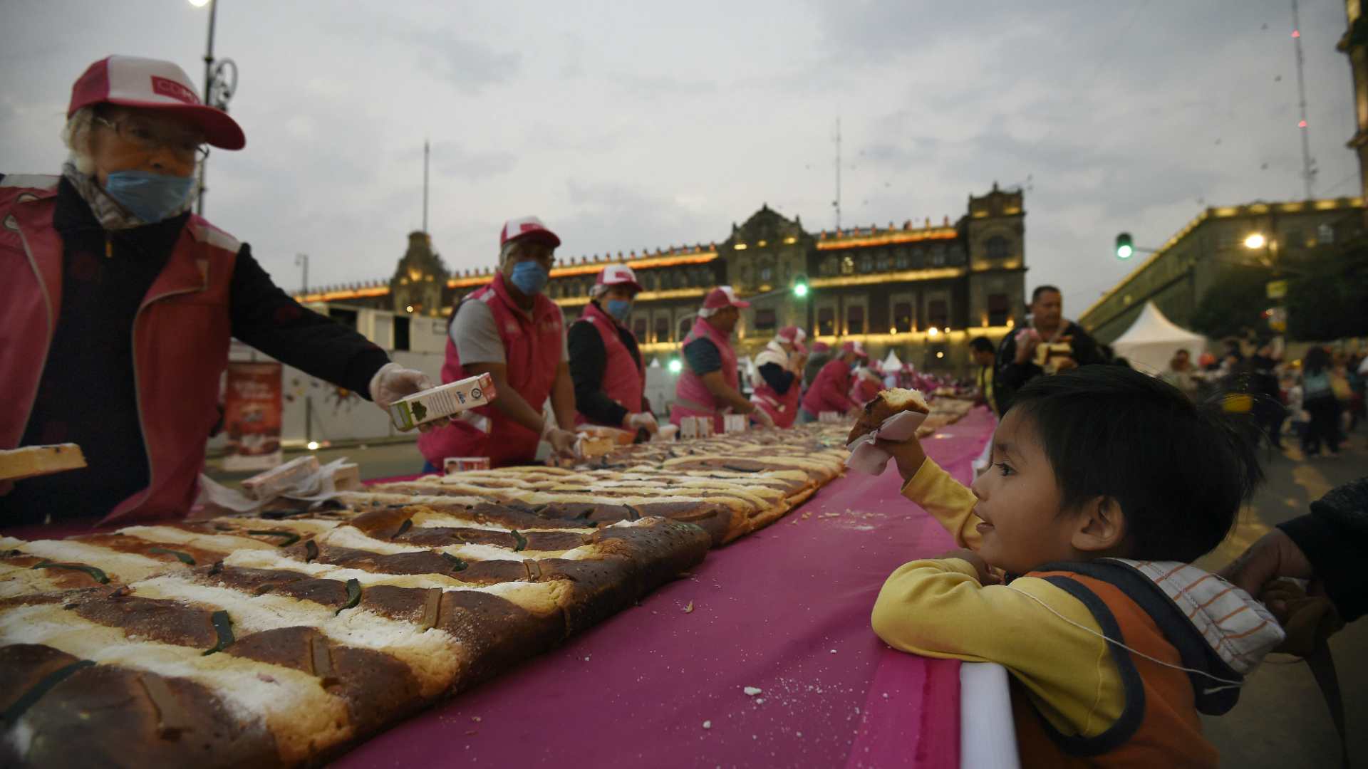 Miles de mexicanos han esperado a los Reyes Magos con un roscón gigante