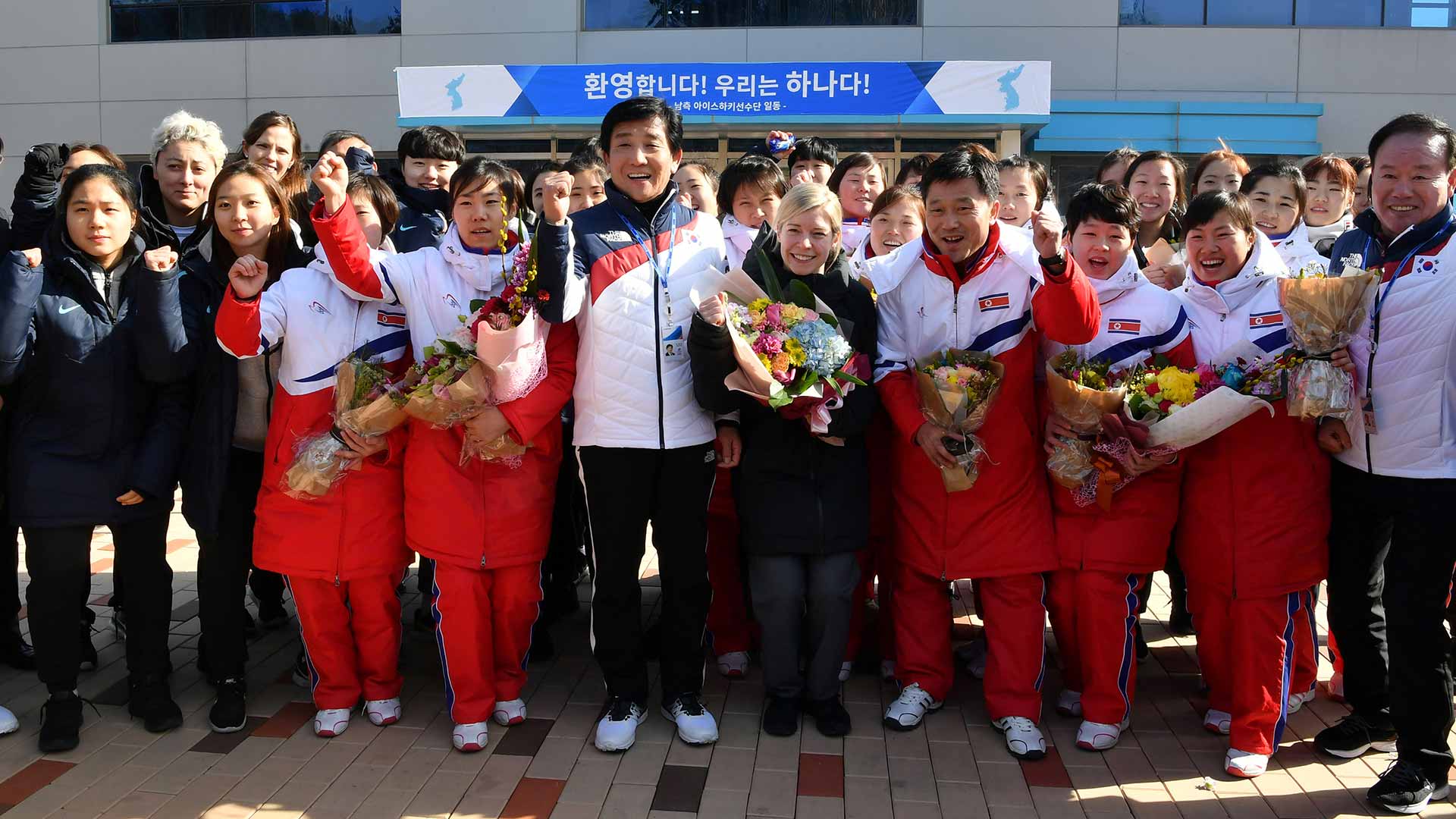 Llegan las primeras atletas norcoreanas a Corea del Sur para los Juegos Olímpicos