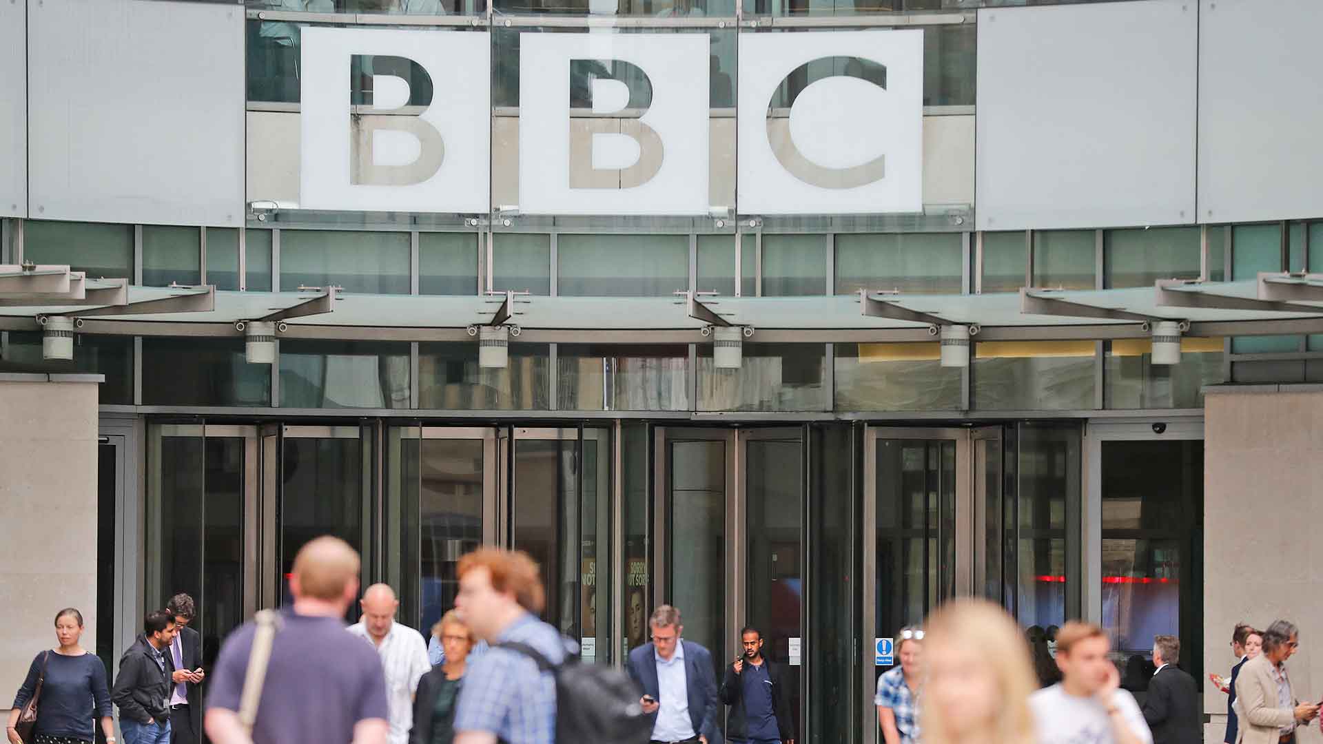 Cuatro periodistas estrellas de la BBC aceptan un recorte de sueldo