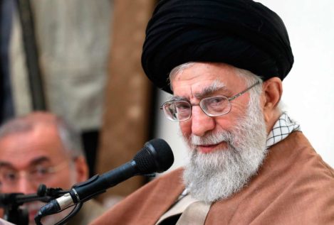 El ayatolá de Irán acusa a los "enemigos" de fomentar los disturbios y Trump arremete por Twitter
