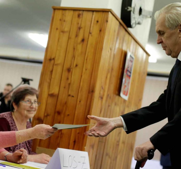 El euroescéptico Zeman revalida el cargo en las elecciones presidenciales checas