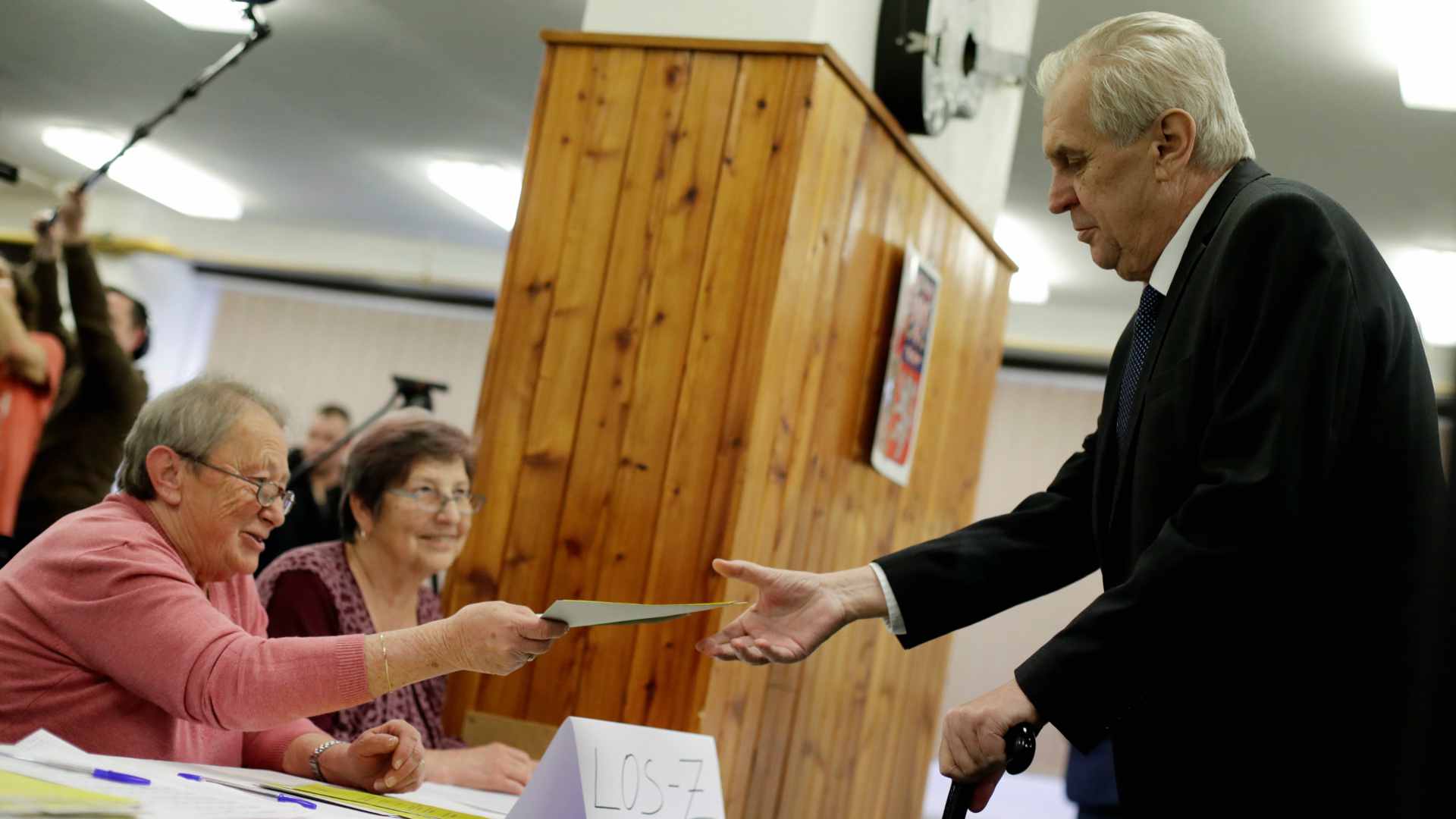 El euroescéptico Zeman revalida el cargo en las elecciones presidenciales checas