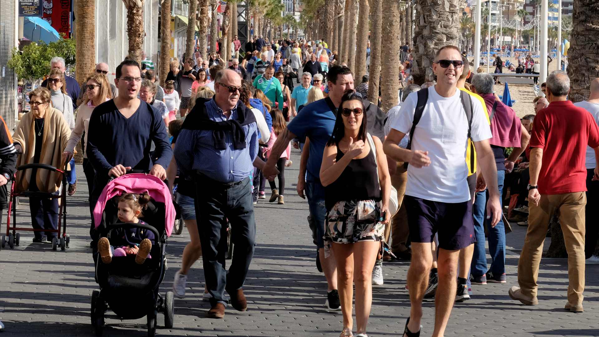 El gasto de los turistas extranjeros baja en Cataluña y sube en el resto de España