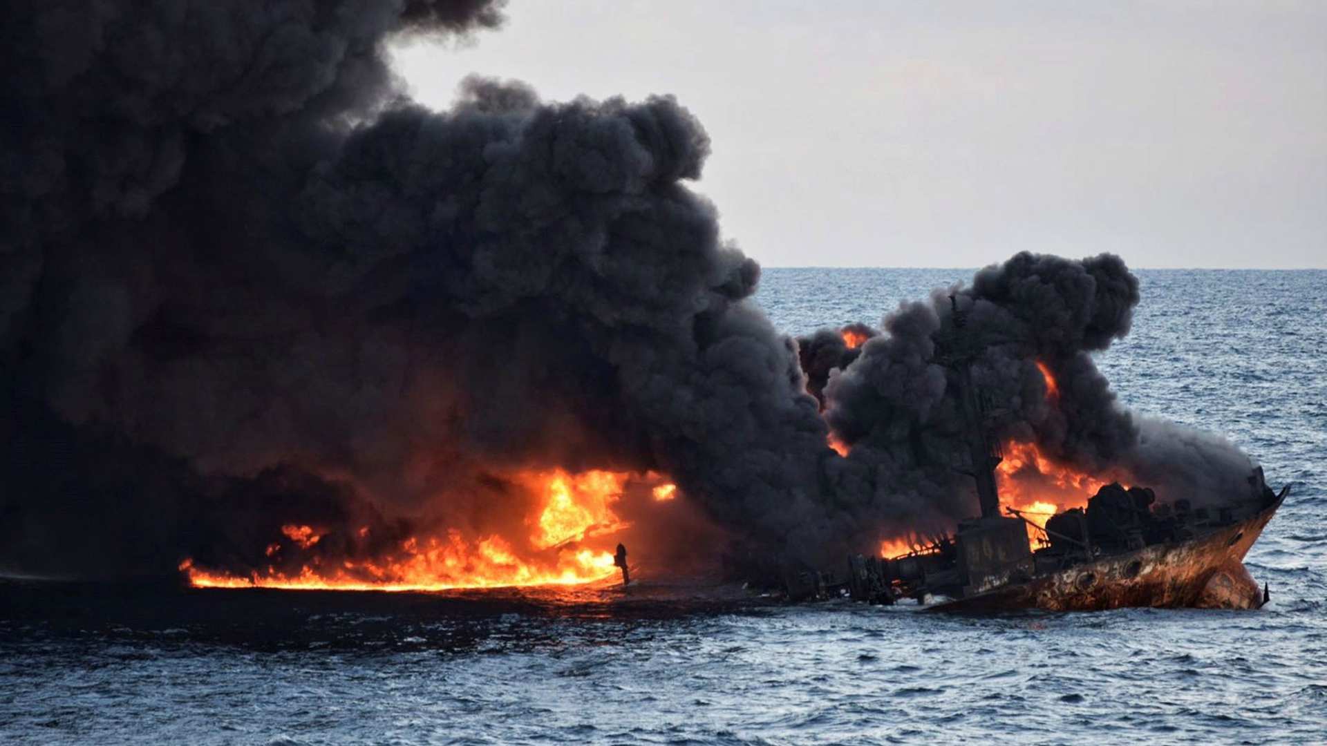 El petrolero Sanchi deja en el mar cuatro manchas de más de 100 kilómetros cuadrados