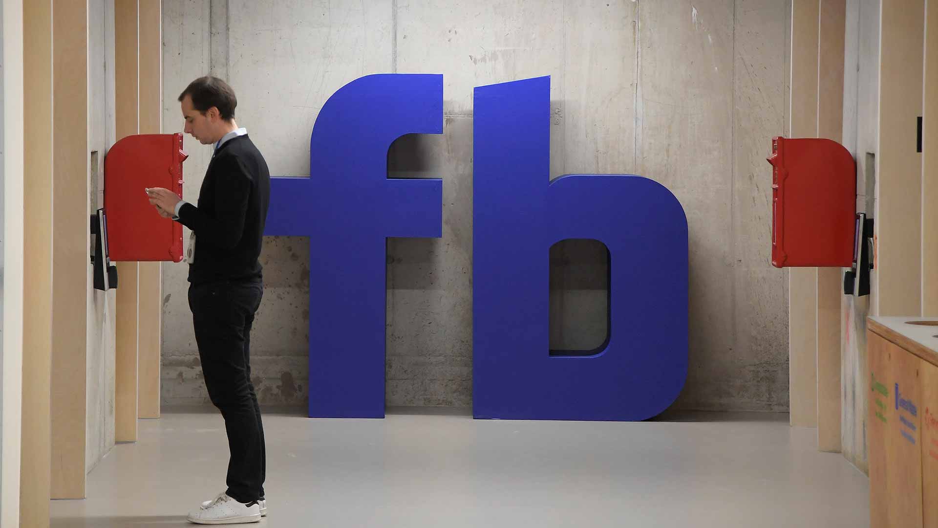 Facebook ofrecerá formación laboral gratuita a 65.000 personas en Francia