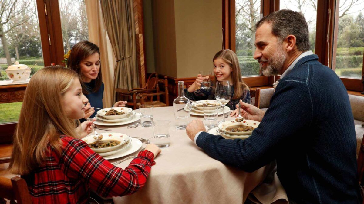 Felipe VI comparte imágenes inéditas de su vida en familia al cumplir 50 años