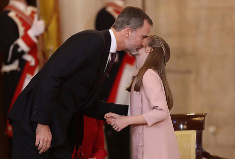 Felipe VI impone el Toisón de Oro a la princesa de Asturias: "Confío plenamente en ti"