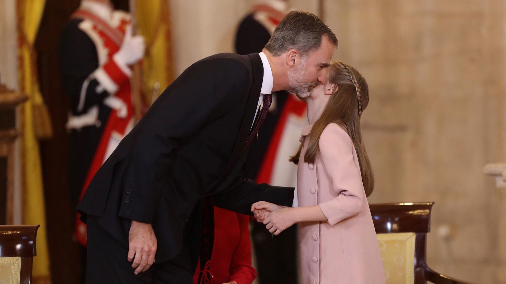 Felipe VI impone el Toisón de Oro a la princesa de Asturias: "Confío plenamente en ti"
