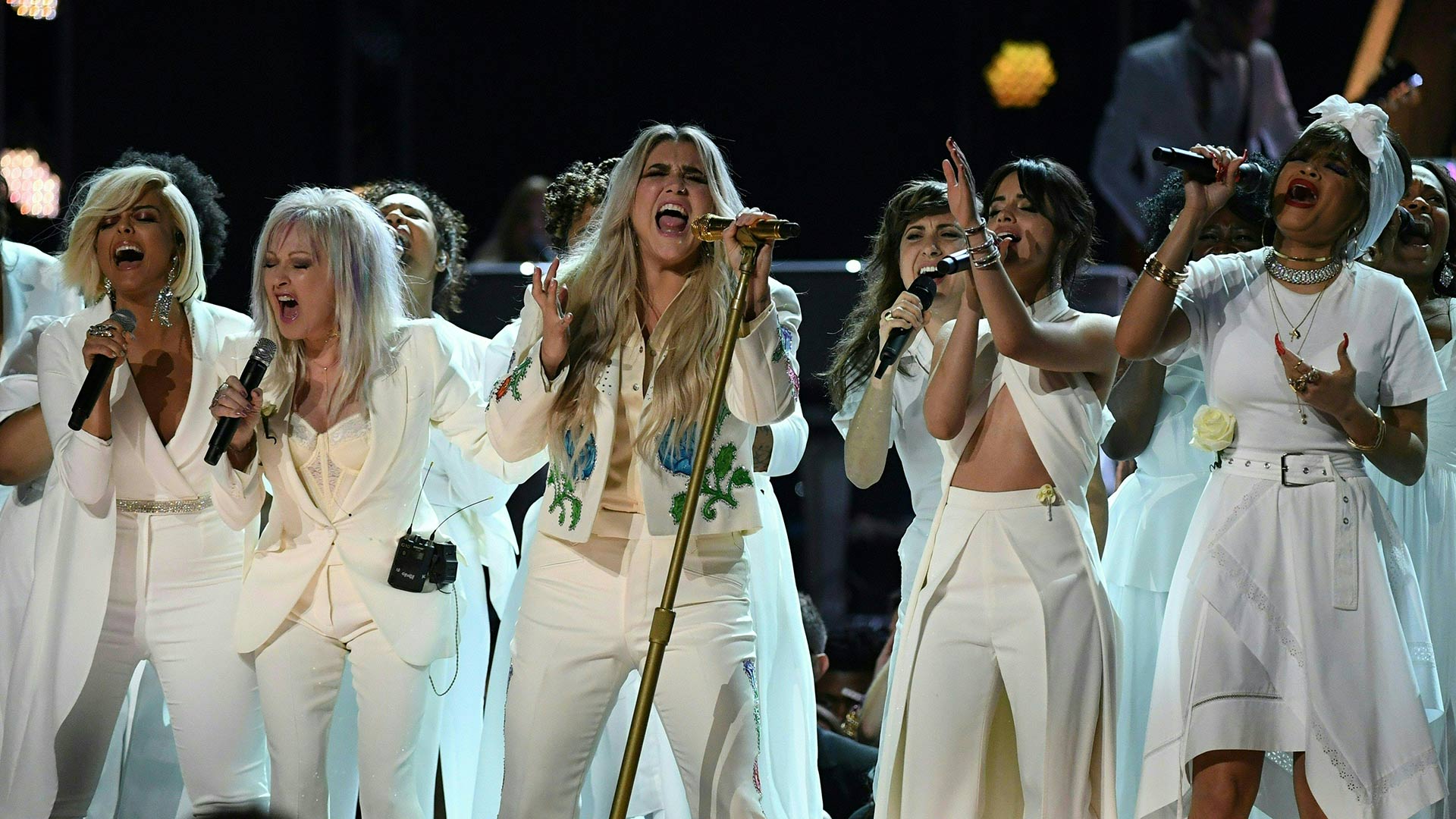 Kesha entona el ‘Me Too’ en una aplaudida actuación en los Grammy