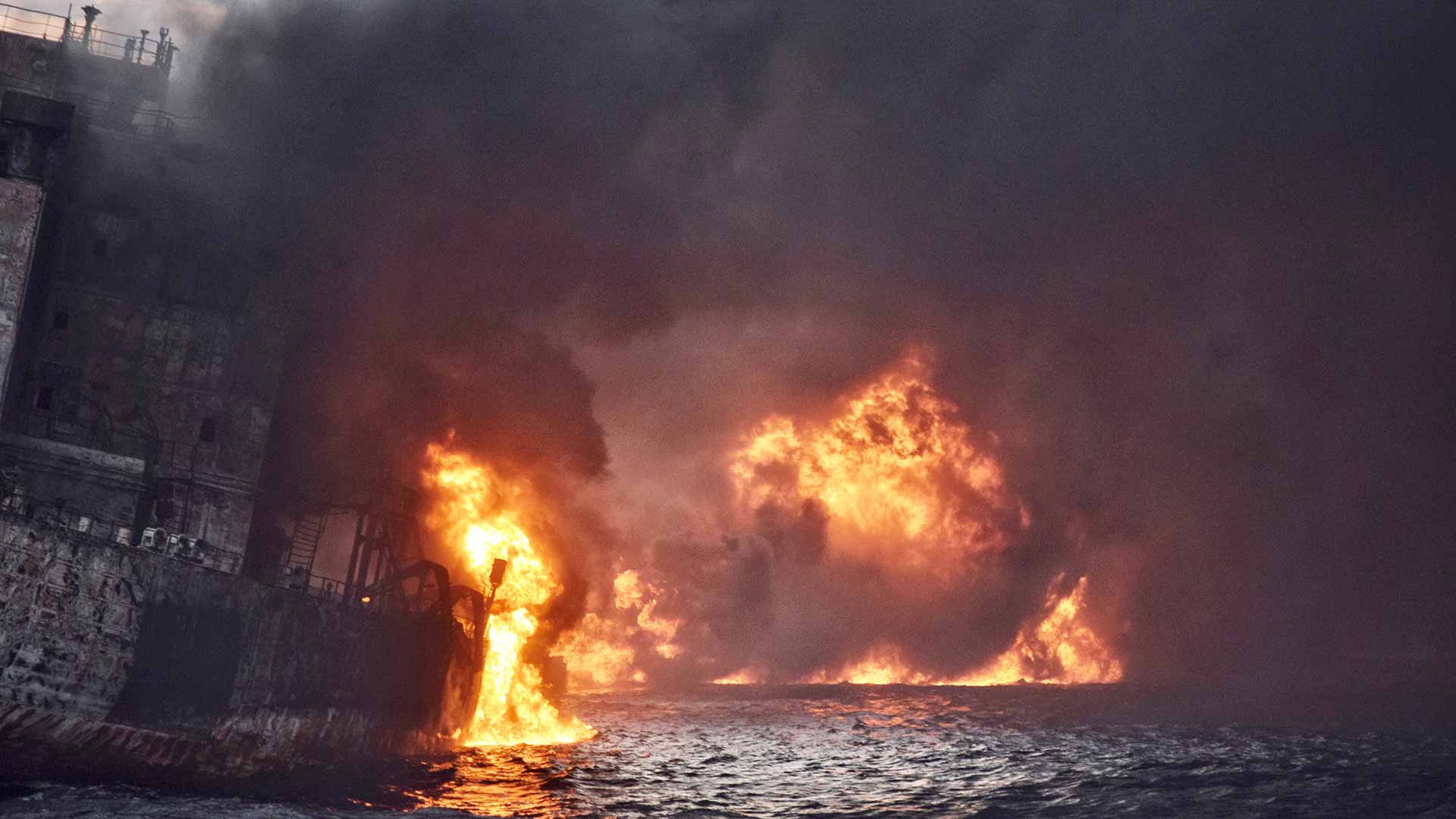 La mancha del petrolero hundido en el mar de China ya alcanza los 332 kilómetros cuadrados