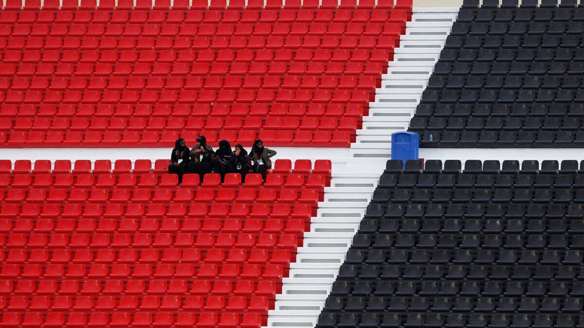 Las mujeres saudíes asisten a un partido de fútbol en directo por primera vez