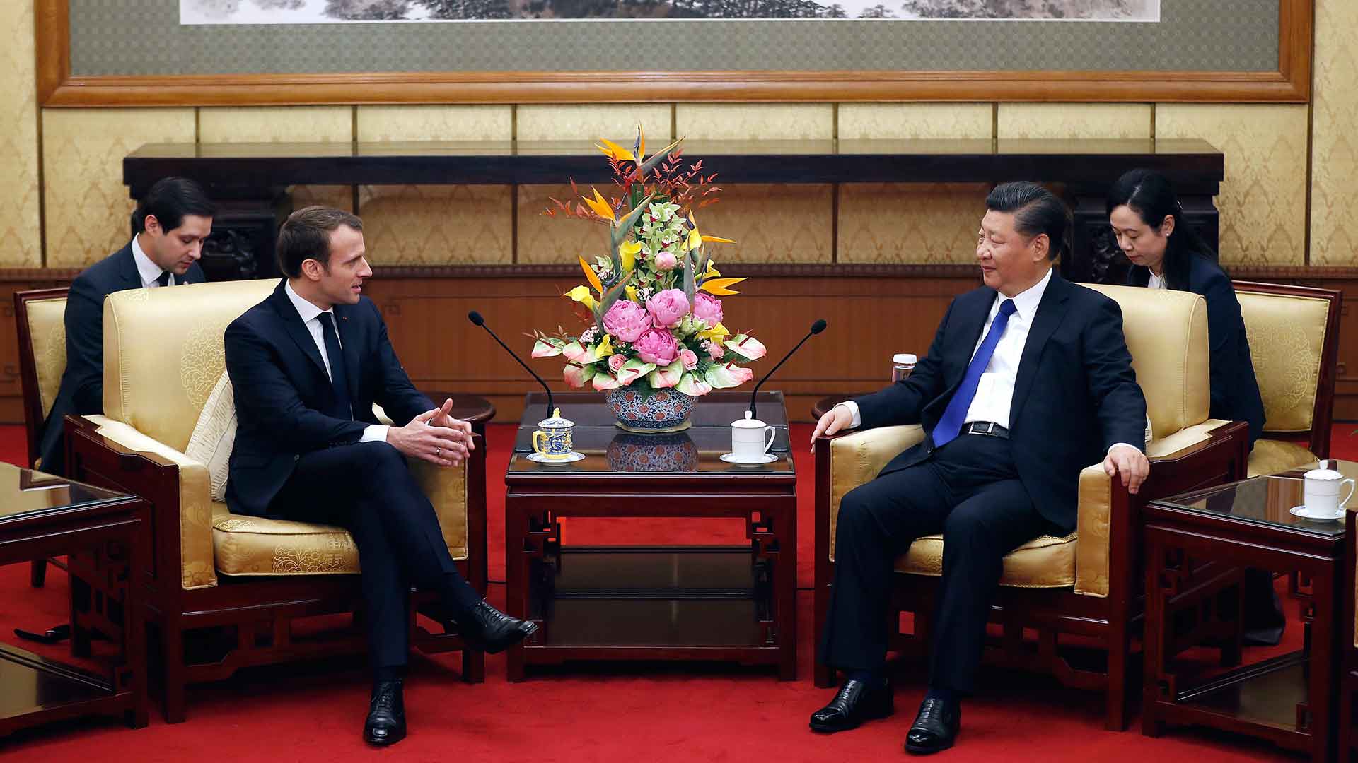 Macron le regala un caballo de la Guardia Republicana a Xi Jinping durante su visita a China