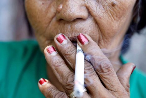 Más de 8.000 personas multadas en Nueva Delhi por fumar en la calle