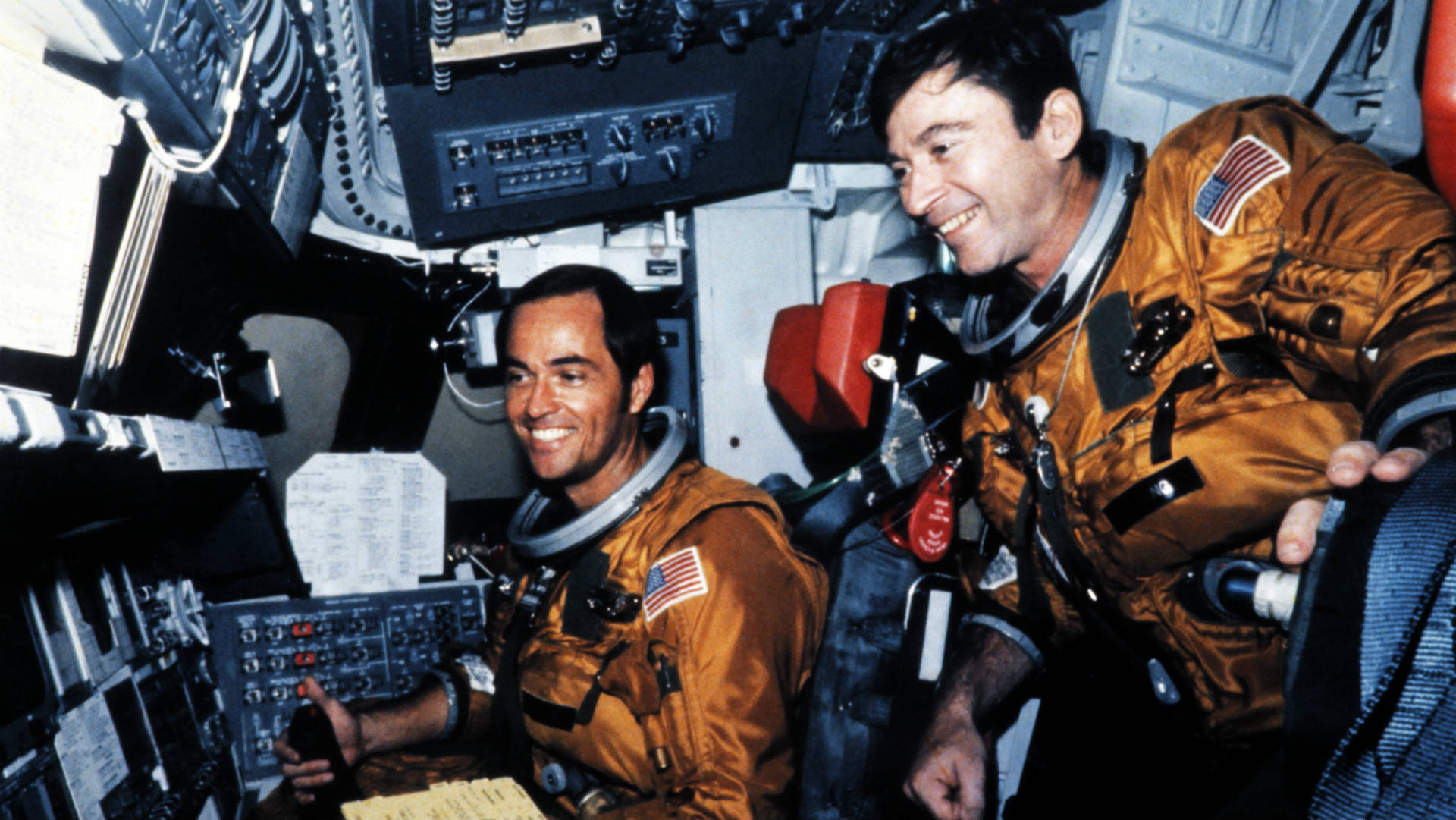 Muere el astronauta del Apolo John Young, noveno hombre en pisar la luna
