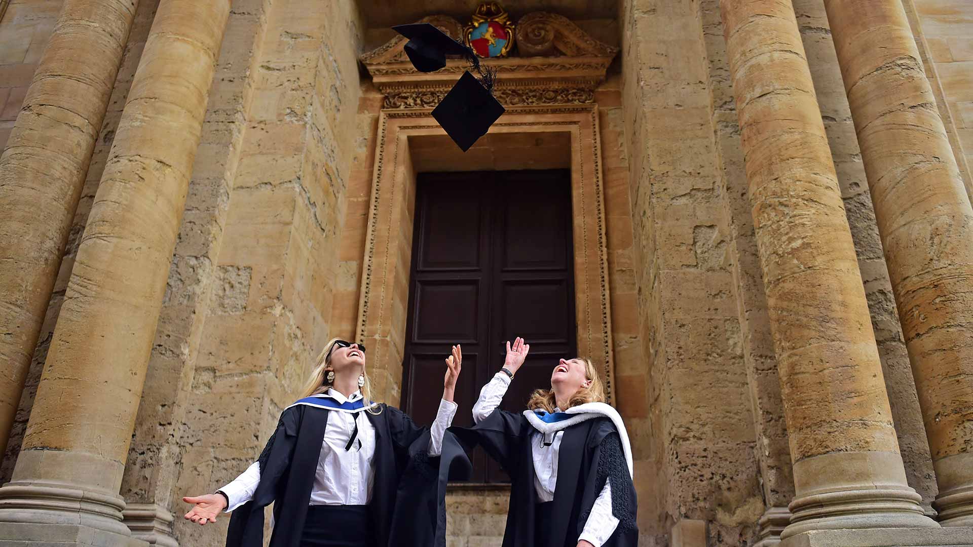Oxford admite por primera vez más mujeres que hombres en sus aulas