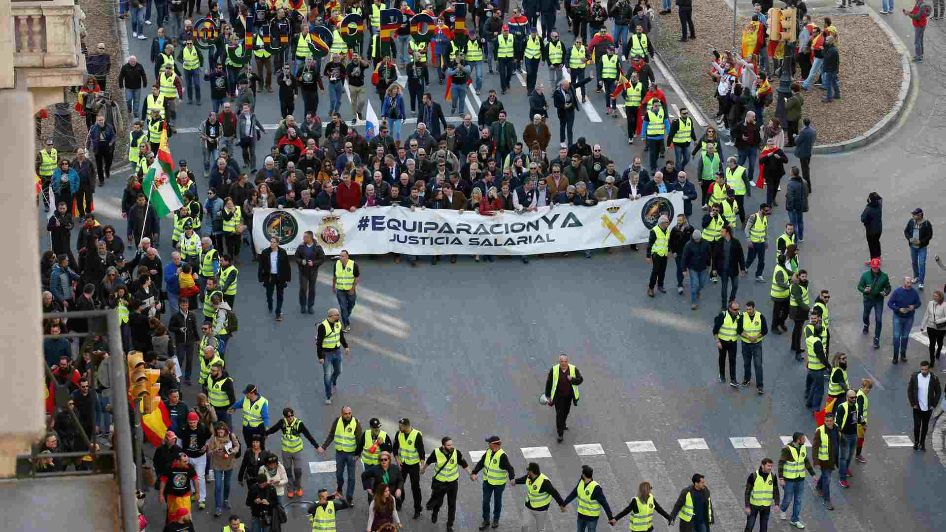 Miles de policías y guardias civiles exigen la equiparación salarial con los Mossos y la Ertzaintza