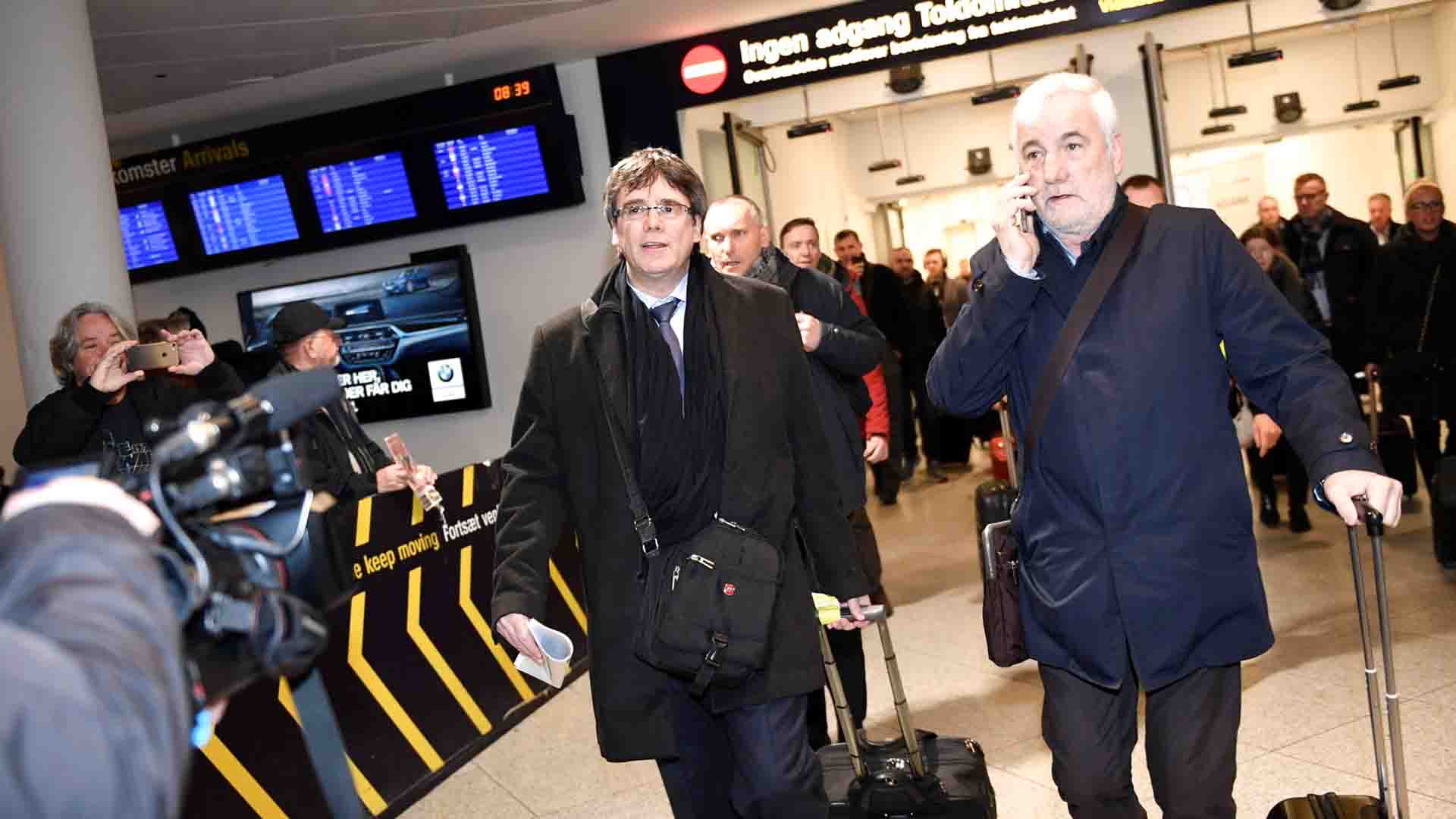 Puigdemont llega a Copenhague y la Fiscalía pide que se ordene su detención