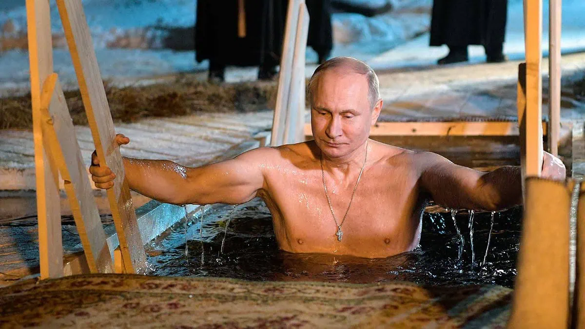 Putin celebra la Epifanía ortodoxa con un baño en aguas heladas