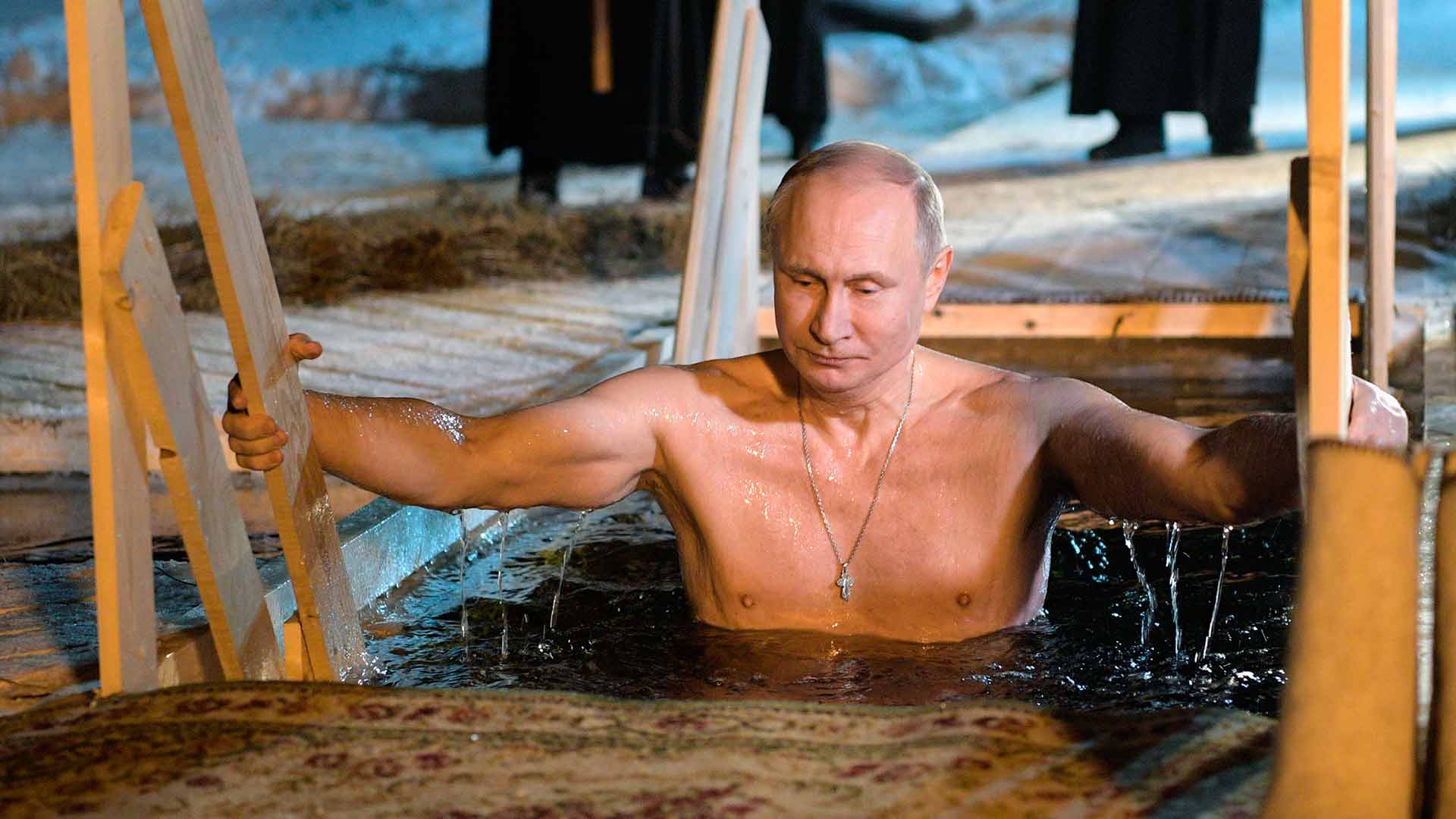 Putin celebra la Epifanía ortodoxa con un baño en aguas heladas