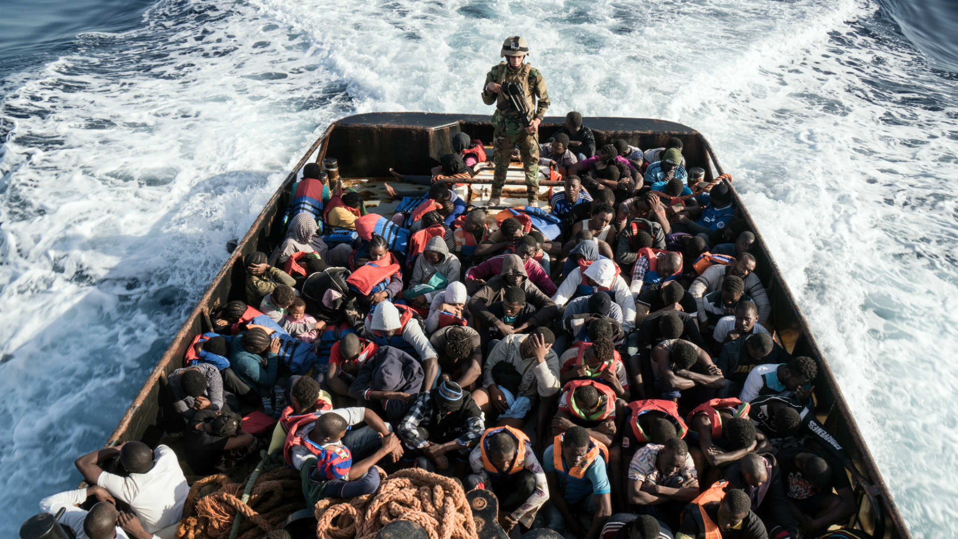 Rescatan a casi 300 migrantes en aguas libias