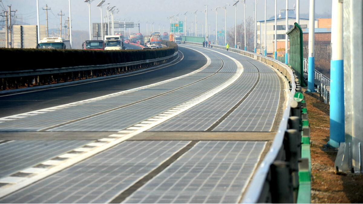 Roban a plena luz del día una carretera solar en China