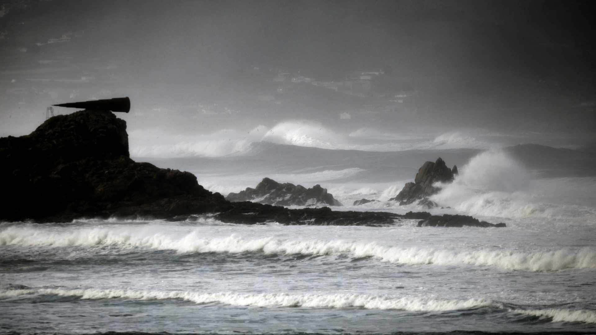 Una mujer muere tras ser arrastrada por el golpe de una ola en Asturias