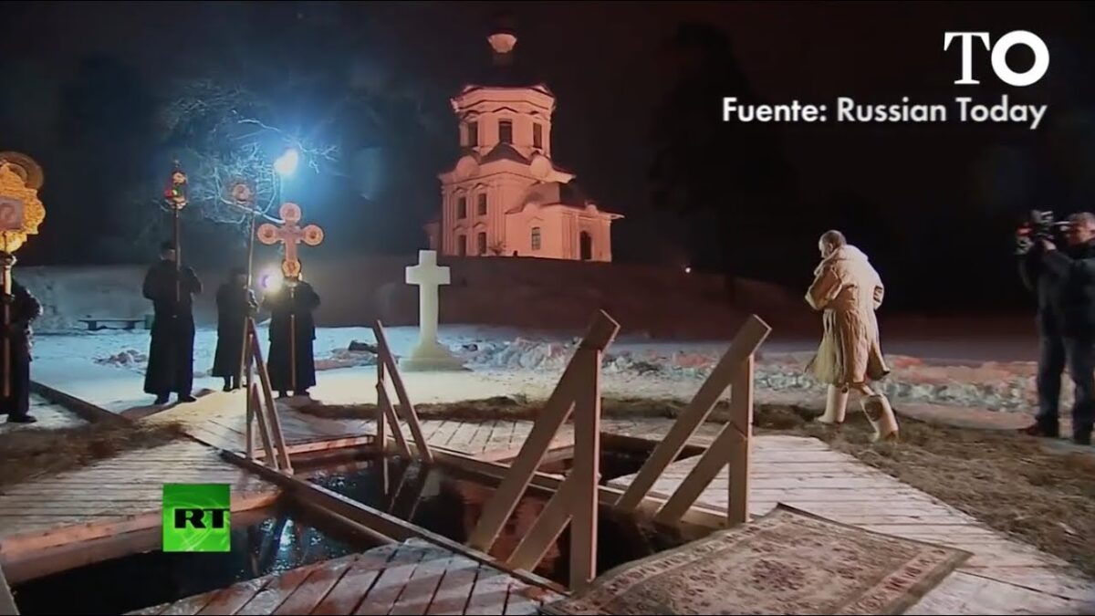 Vídeo | Putin se sumerge en aguas heladas por la festividad del Bautismo de Cristo