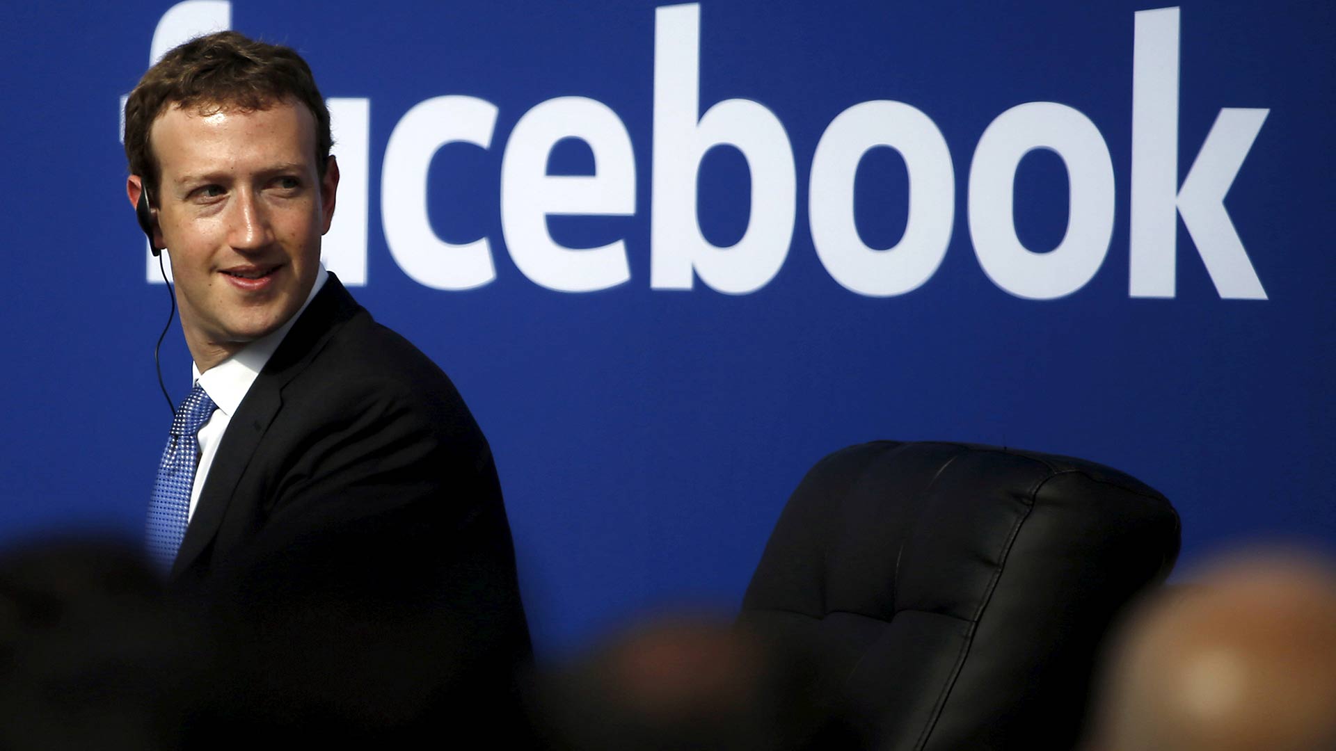 Zuckerberg reconoce que Facebook "comete demasiados errores"