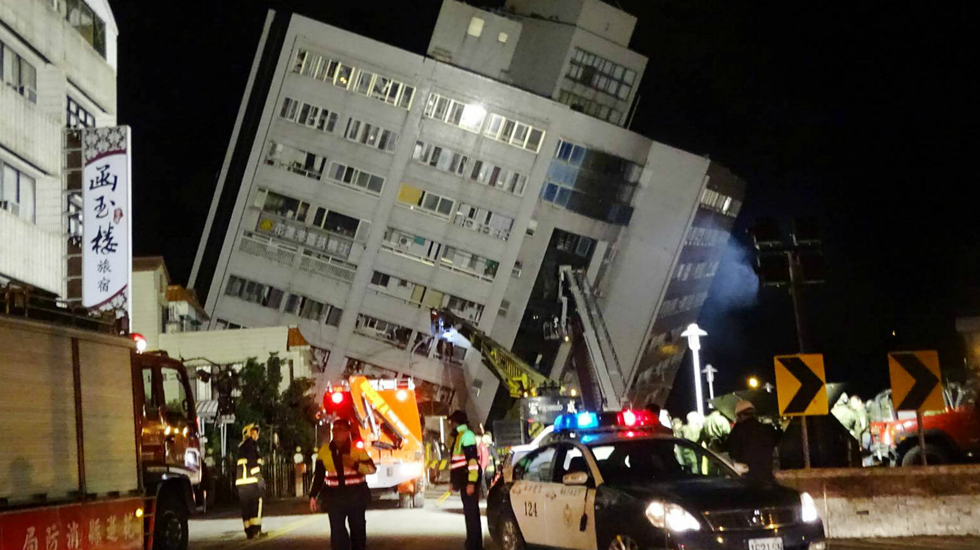 Al menos dos muertos y más de 200 heridos tras el derrumbe de varios edificios en Taiwán