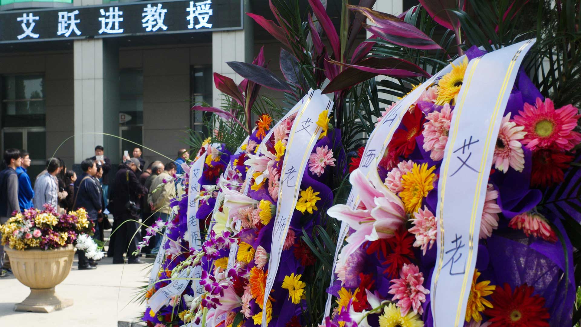 China declara la guerra a los funerales con ‘strippers’