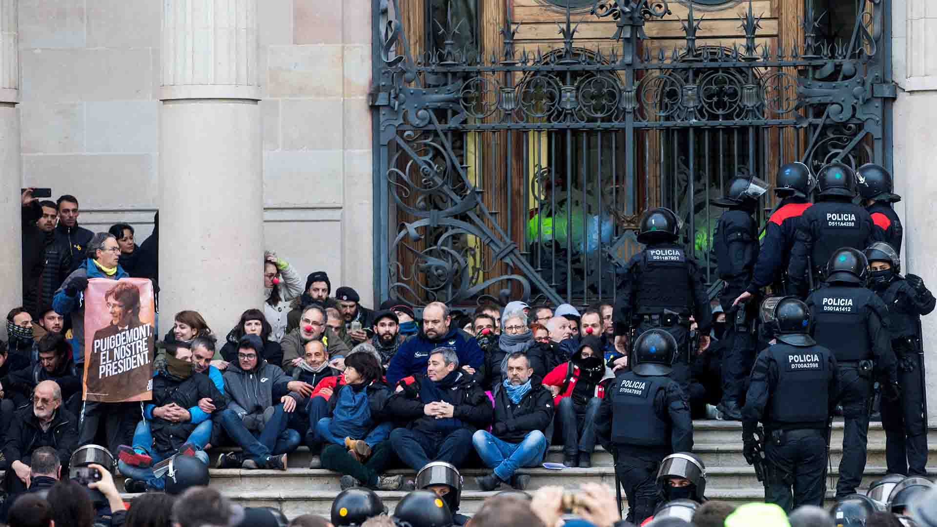 Detenidos 14 activistas por bloquear el acceso al TSJC en Barcelona