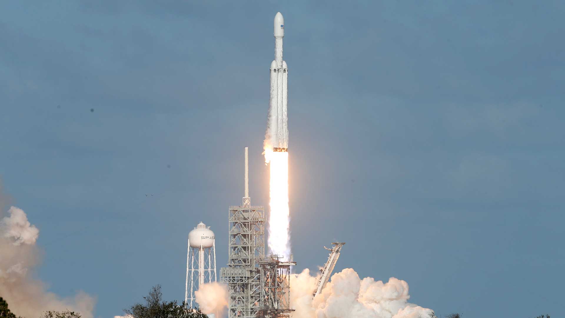El cohete Falcon Heavy de Space X despega con éxito rumbo a Marte