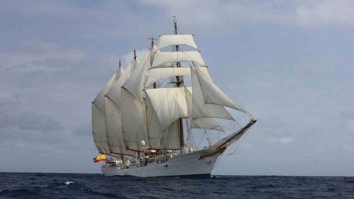 El Juan Sebastián Elcano zarpa de Cádiz y comienza su 90 crucero de instrucción