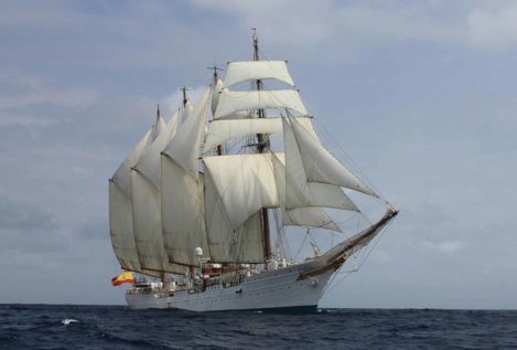 El Juan Sebastián Elcano zarpa de Cádiz y comienza su 90 crucero de instrucción