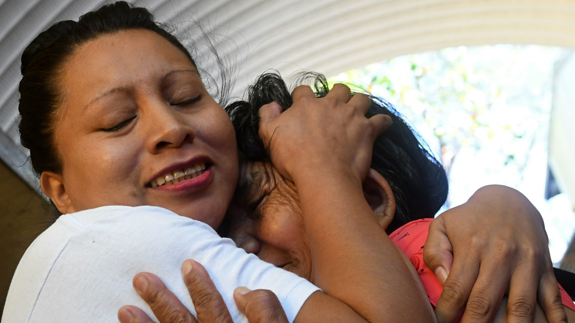 El Salvador libera a una mujer condenada a 30 años por aborto
