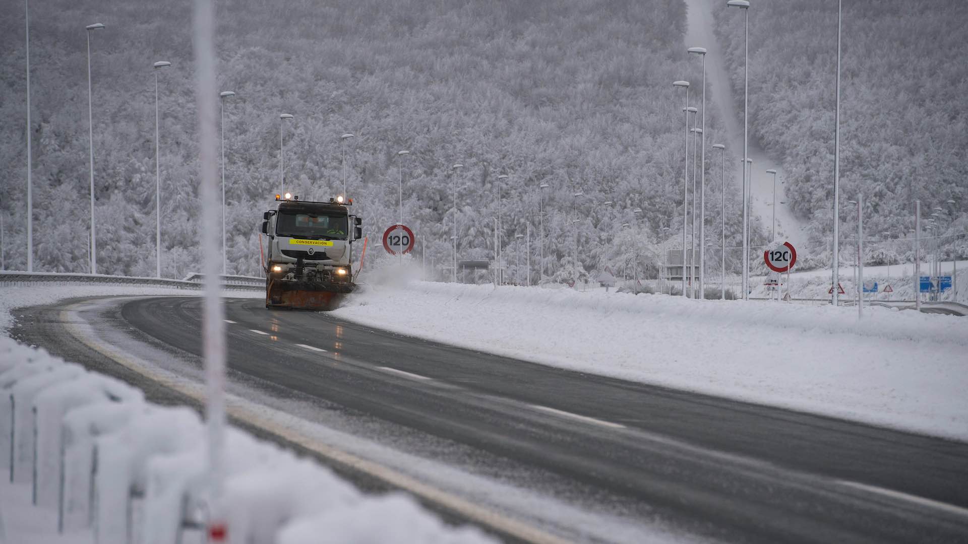 El temporal de nieve obliga a cortar 20 carreteras y a retrasar trenes