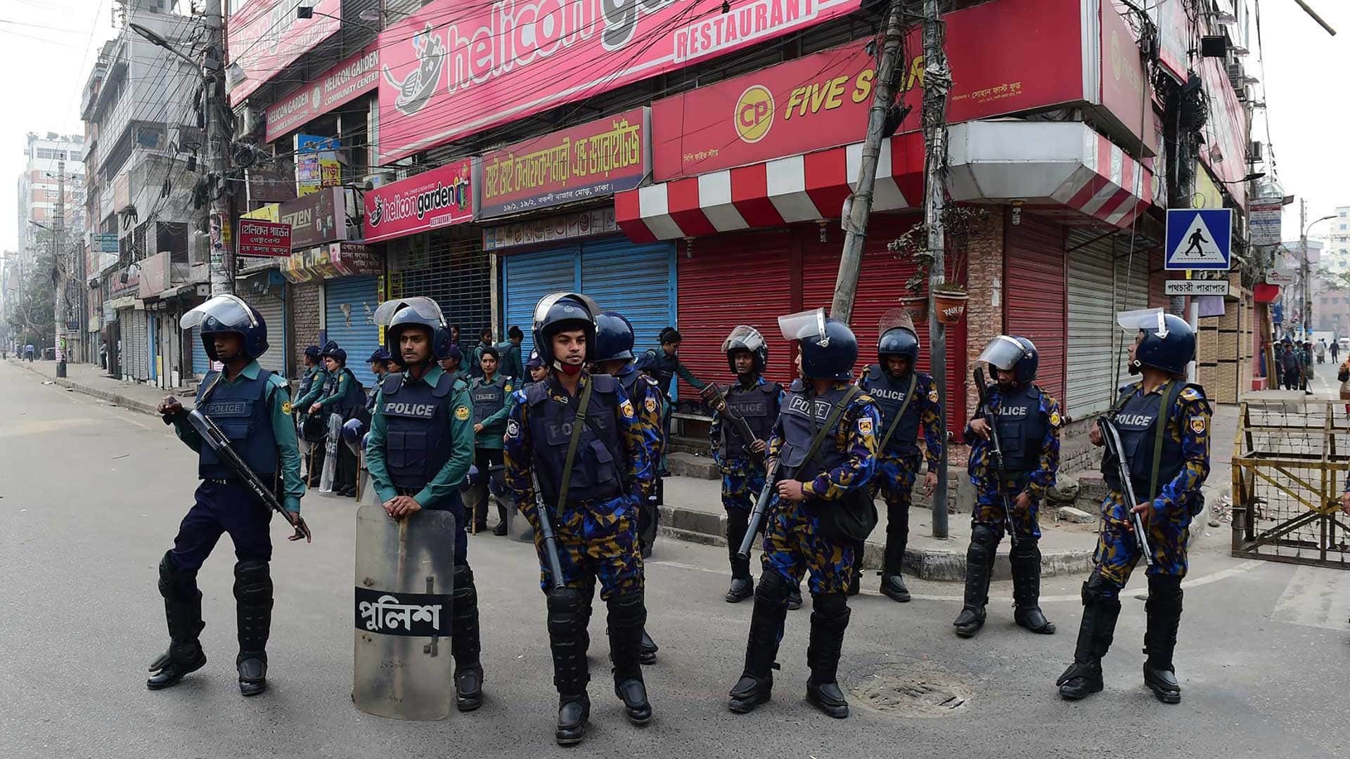 Manifestantes y policías se enfrentan en Bangladesh por la condena a la líder opositora