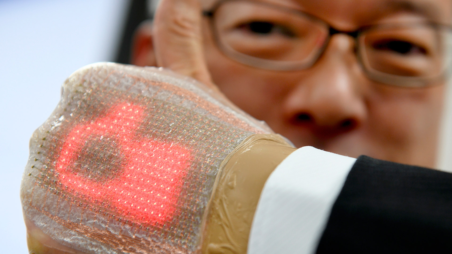 Investigadores japoneses crean una pantalla LED que se adhiere a la piel