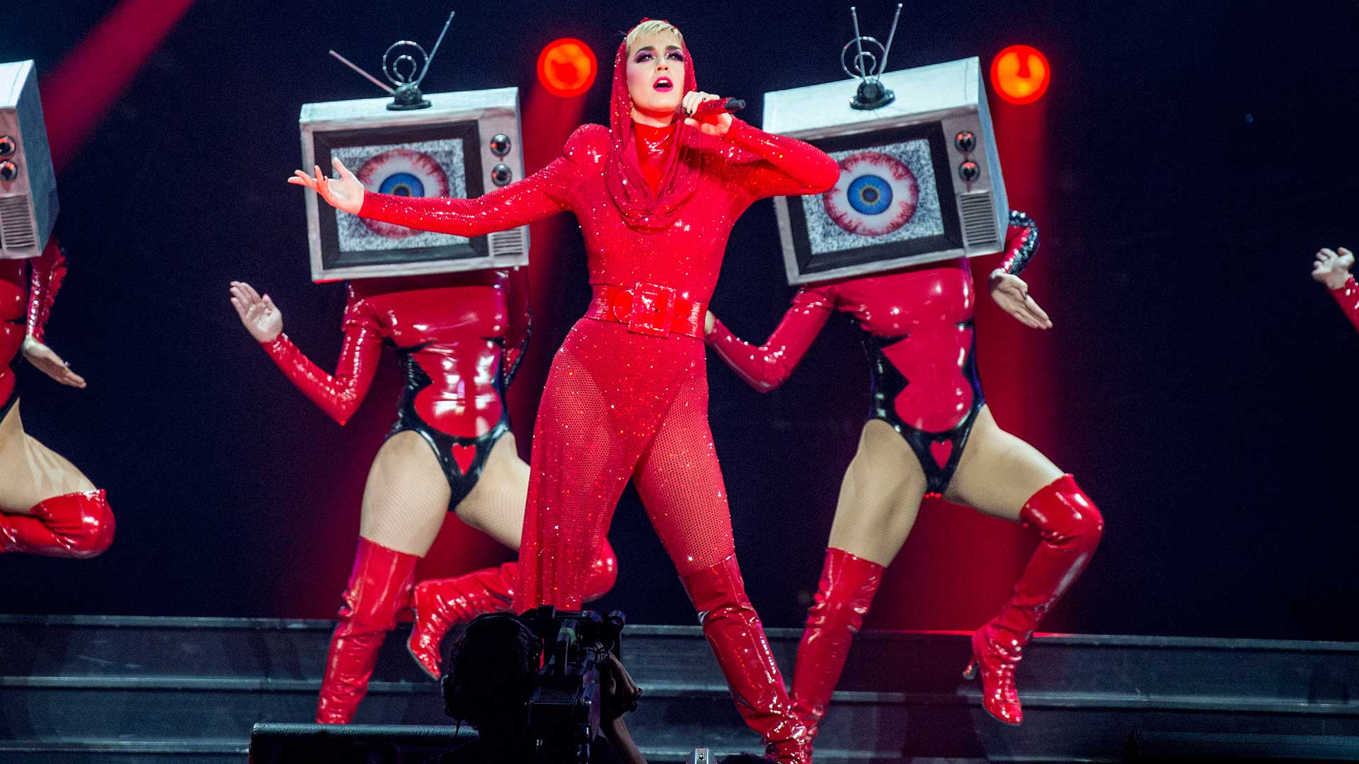 Katy Perry enciende las redes al anunciar su concierto en Barcelona con una bandera española