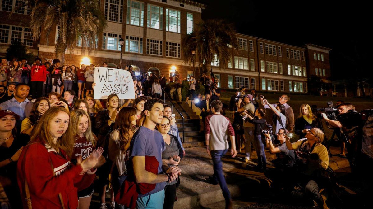 Los supervivientes del tiroteo en Florida marchan por primera vez contra las armas