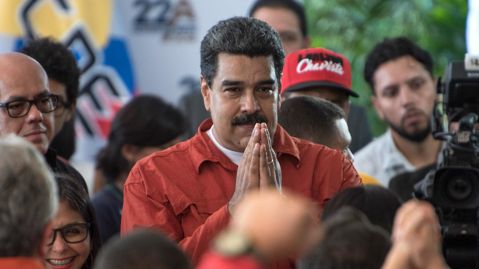Maduro inscribió su candidatura sin oponentes de peso