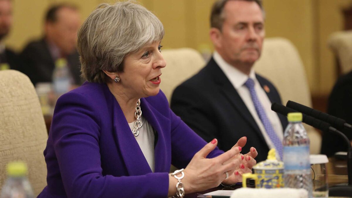 May rechaza dar los mismos derechos a los europeos durante fase de transición del Brexit