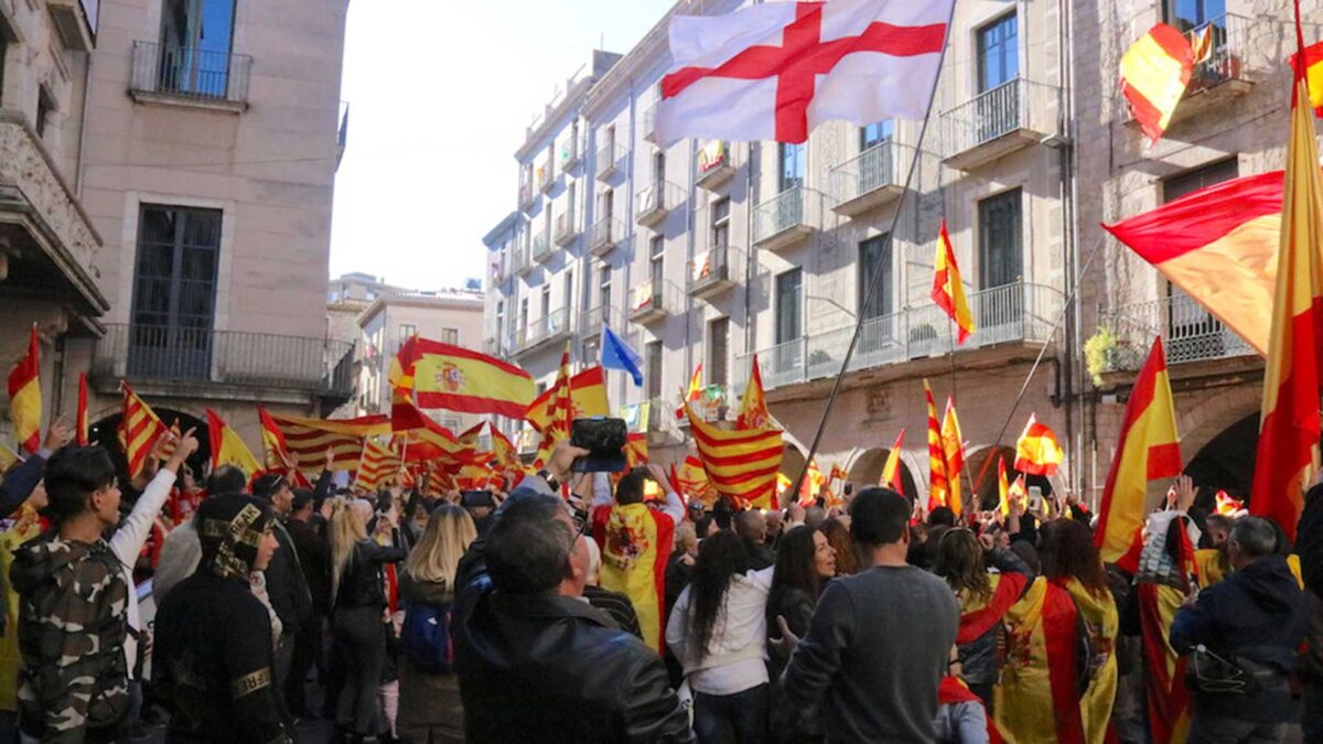 Protestas en Gerona para evitar que cambien el nombre a la plaza de la Constitución por 1-O