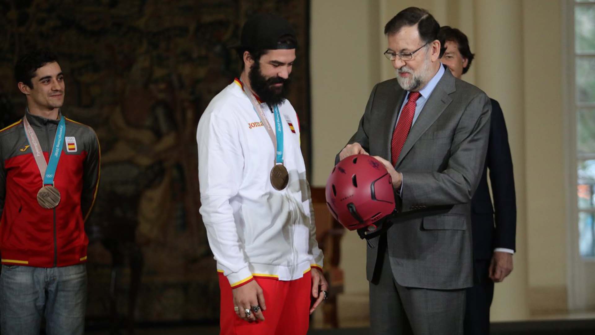 Rajoy recibe un casco y unos patines firmados por los medallistas olímpicos españoles en PyeongChang